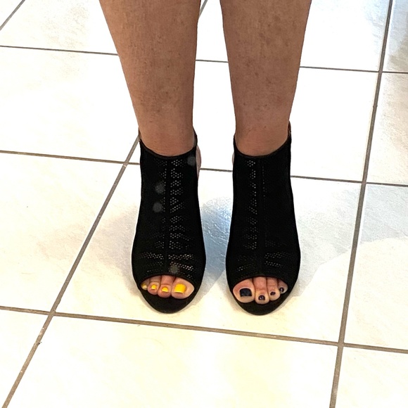 Carlos Santana Women's Ankle Strap Open Toe Black Suede High Heels - Size 6. - Picture 10 of 12